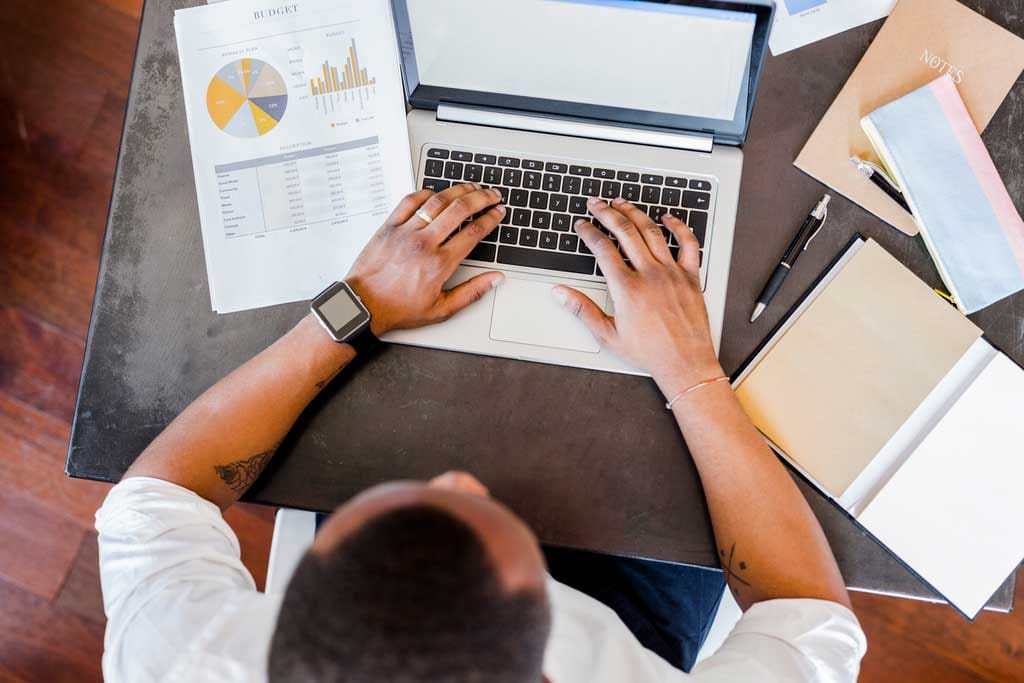 Financial-services_Man_using_laptop