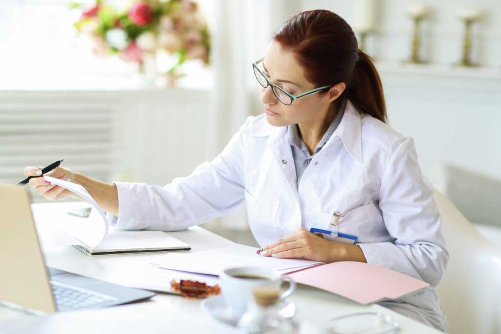 Healthcare-Doctor_at_work_in_hospital